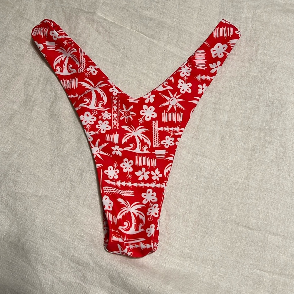 Kulani Y Cheeky Bikini Bottom in Hula Hibiscus